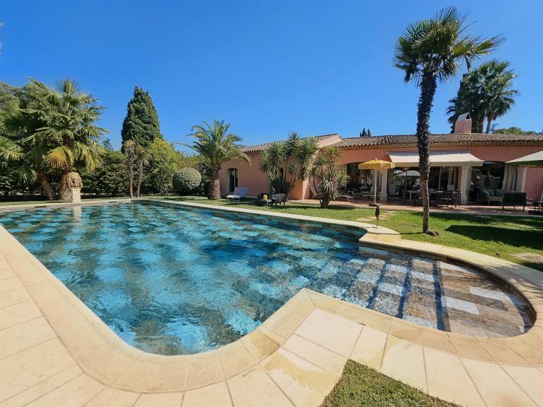 Vue de la Villa Alizée avec piscine à St-Tropez